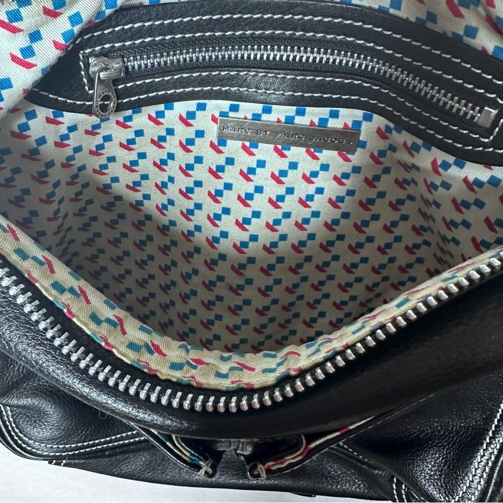 Marc By Marc Jacobs Black Leather Cross Body Bag with Patterned Lining - Picture 6 of 6
